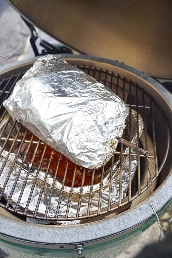 Pork shoulder on outlet the big green egg