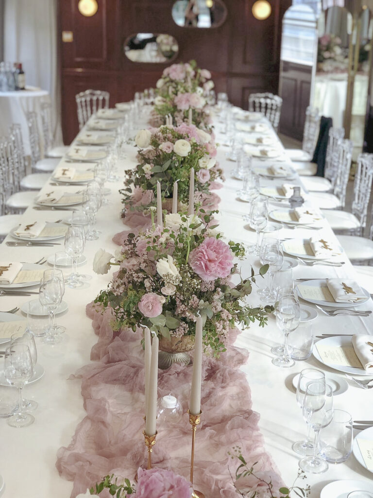 Wedding table of flowers
