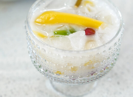 Che Thai Recipe a Vietnamese no cook dessert in a bowl.